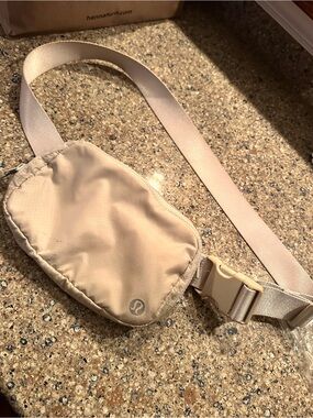 lululemon athletica Crossbody Belt Bag off-white